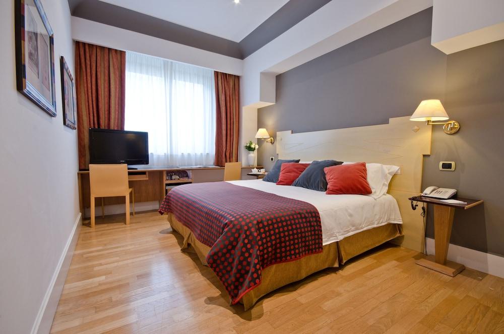 Renewed Plaza Opéra Hotel 4*