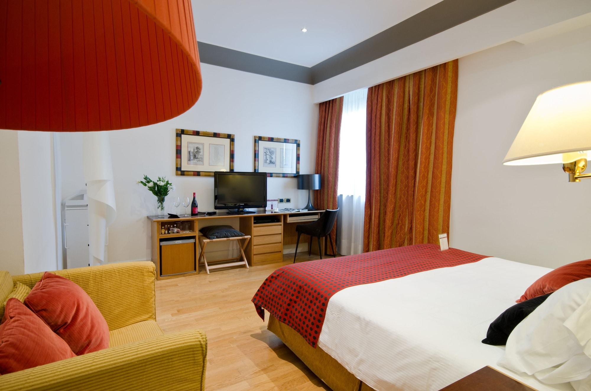 Hotel Renewed Plaza Opéra 4*
